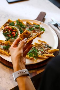 Geleneksel Türkçe fırında pide. Türk pizzası, Orta Doğu aperatifleri. Türk mutfağı. Et ile doldurulmuş çam