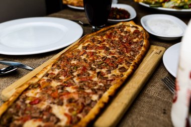 Geleneksel Türkçe fırında pide. Türk pizzası, Orta Doğu aperatifleri. Türk mutfağı. Et ile doldurulmuş çam