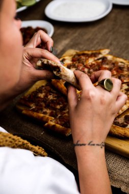 Geleneksel Türkçe fırında pide. Türk pizzası, Orta Doğu aperatifleri. Türk mutfağı. Et ile doldurulmuş çam