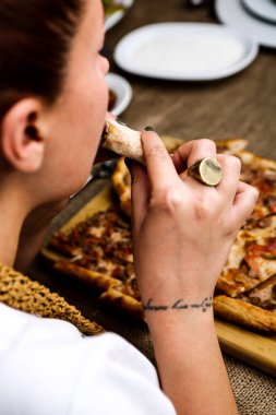 Geleneksel Türkçe fırında pide. Türk pizzası, Orta Doğu aperatifleri. Türk mutfağı. Et ile doldurulmuş çam
