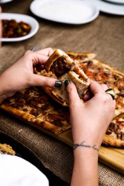Geleneksel Türkçe fırında pide. Türk pizzası, Orta Doğu aperatifleri. Türk mutfağı. Et ile doldurulmuş çam