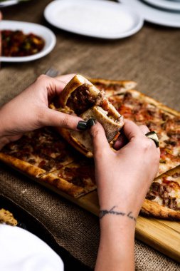 Geleneksel Türkçe fırında pide. Türk pizzası, Orta Doğu aperatifleri. Türk mutfağı. Et ile doldurulmuş çam
