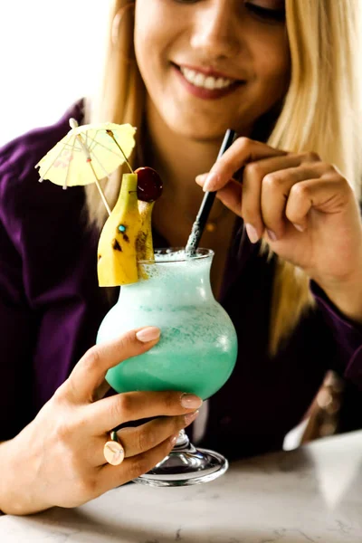 Bebida Cóctel Alcohol Mesa Restaurante —  Fotos de Stock