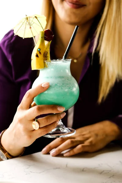 Alkoholos Koktélital Asztalon Étteremben — Stock Fotó