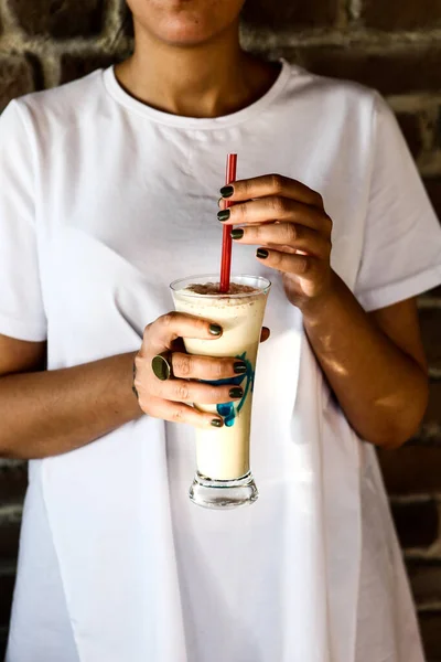 加奶的冰咖啡 冰镇咖啡拿铁拿着一杯冰咖啡的女人 — 图库照片