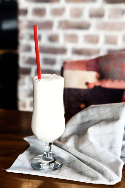 ミルク入りのアイスコーヒー アイスコーヒーラテ アイスコーヒーのグラスカップを持っている女性 — ストック写真