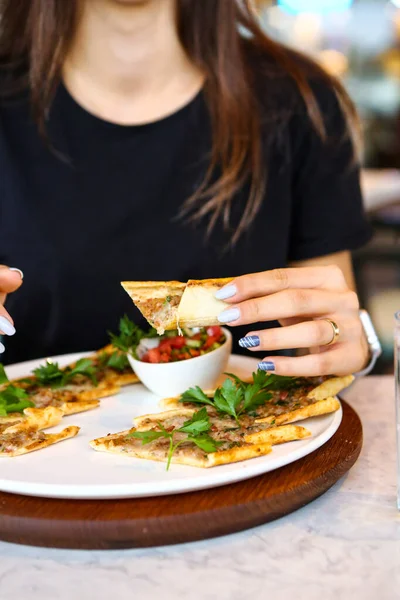 Geleneksel Türkçe fırında pide. Türk pizzası, Orta Doğu aperatifleri. Türk mutfağı. Et ile doldurulmuş çam