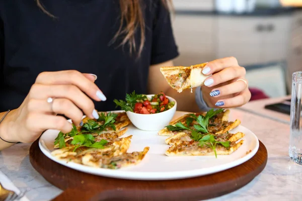 Geleneksel Türkçe fırında pide. Türk pizzası, Orta Doğu aperatifleri. Türk mutfağı. Et ile doldurulmuş çam