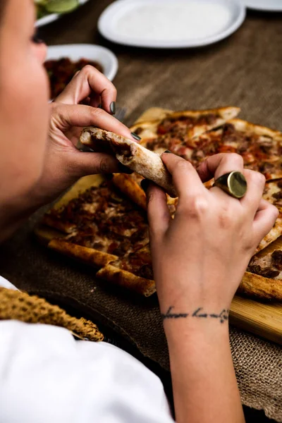 Tradiční Turecké Pečené Jídlo Turecká Pizza Pide Předkrmy Blízkém Východě — Stock fotografie