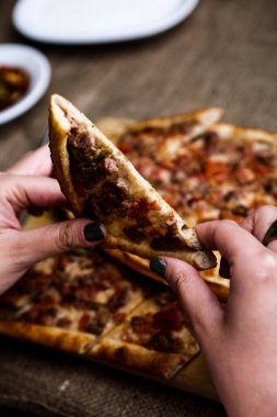 Geleneksel Türkçe fırında pide. Türk pizzası, Orta Doğu aperatifleri. Türk mutfağı. Et ile doldurulmuş çam