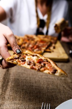 Geleneksel Türkçe fırında pide. Türk pizzası, Orta Doğu aperatifleri. Türk mutfağı. Et ile doldurulmuş çam