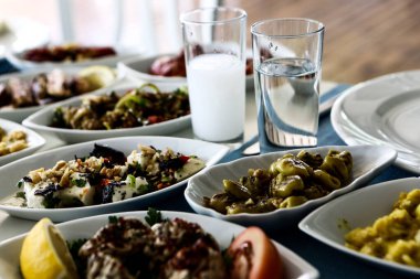 Özel Alkollü İçkili Rakılı Türk ve Yunan Geleneksel Yemek Masası. Uzo ve Türk Rakısı, Türkiye, Yunanistan, Kıbrıs ve Lübnan'da yaygın olarak tüketilen kuru anason aromalı bir aperatiftir.