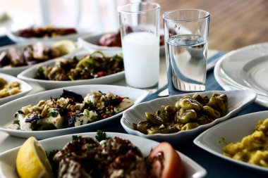 Özel Alkollü İçkili Rakılı Türk ve Yunan Geleneksel Yemek Masası. Uzo ve Türk Rakısı, Türkiye, Yunanistan, Kıbrıs ve Lübnan'da yaygın olarak tüketilen kuru anason aromalı bir aperatiftir.