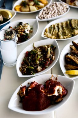 Özel Alkollü İçkili Rakılı Türk ve Yunan Geleneksel Yemek Masası. Uzo ve Türk Rakısı, Türkiye, Yunanistan, Kıbrıs ve Lübnan'da yaygın olarak tüketilen kuru anason aromalı bir aperatiftir.