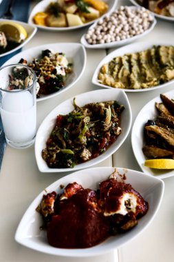 Özel Alkollü İçkili Rakılı Türk ve Yunan Geleneksel Yemek Masası. Uzo ve Türk Rakısı, Türkiye, Yunanistan, Kıbrıs ve Lübnan'da yaygın olarak tüketilen kuru anason aromalı bir aperatiftir.