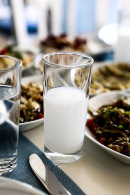 Özel Alkollü İçkili Rakılı Türk ve Yunan Geleneksel Yemek Masası. Uzo ve Türk Rakısı, Türkiye, Yunanistan, Kıbrıs ve Lübnan'da yaygın olarak tüketilen kuru anason aromalı bir aperatiftir.