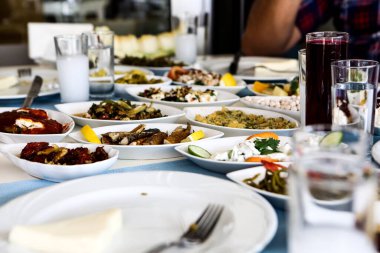 Özel Alkollü İçkili Rakılı Türk ve Yunan Geleneksel Yemek Masası. Uzo ve Türk Rakısı, Türkiye, Yunanistan, Kıbrıs ve Lübnan'da yaygın olarak tüketilen kuru anason aromalı bir aperatiftir.