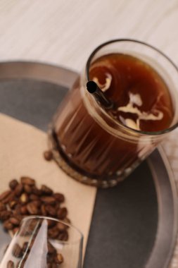 Sütlü buzlu kahve. Buzlu kahve. Elinde bir bardak buzlu kahve tutan kadın..