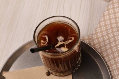 Sütlü buzlu kahve. Buzlu kahve. Elinde bir bardak buzlu kahve tutan kadın..