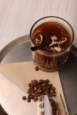 Sütlü buzlu kahve. Buzlu kahve. Elinde bir bardak buzlu kahve tutan kadın..