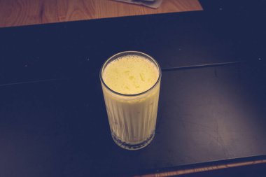 Bir bardak ahududu milkshake, krem şanti ve taze ahududu.