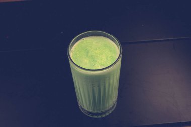 Sütlü buzlu kahve. Buzlu kahve. Elinde bir bardak buzlu kahve tutan kadın..