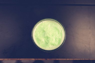 Sütlü buzlu kahve. Buzlu kahve. Elinde bir bardak buzlu kahve tutan kadın..