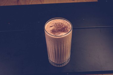 Sütlü buzlu kahve. Buzlu kahve. Elinde bir bardak buzlu kahve tutan kadın..