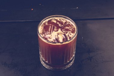 Sütlü buzlu kahve. Buzlu kahve. Elinde bir bardak buzlu kahve tutan kadın..