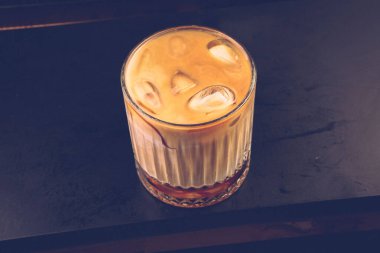 Sütlü buzlu kahve. Buzlu kahve. Elinde bir bardak buzlu kahve tutan kadın..