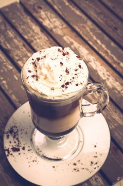 Sütlü buzlu kahve. Buzlu kahve. Elinde bir bardak buzlu kahve tutan kadın..