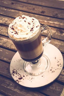 Sütlü buzlu kahve. Buzlu kahve. Elinde bir bardak buzlu kahve tutan kadın..