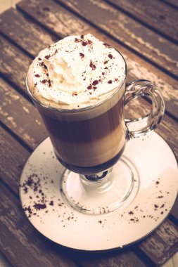 Sütlü buzlu kahve. Buzlu kahve. Elinde bir bardak buzlu kahve tutan kadın..