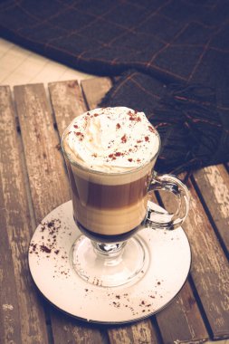 Sütlü buzlu kahve. Buzlu kahve. Elinde bir bardak buzlu kahve tutan kadın..