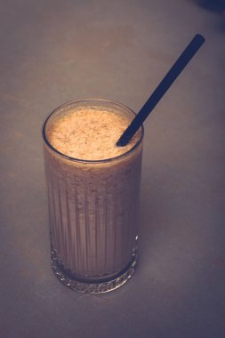 Sütlü buzlu kahve. Buzlu kahve. Elinde bir bardak buzlu kahve tutan kadın..