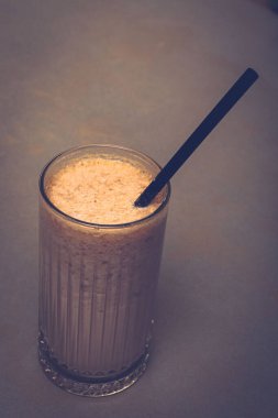 Sütlü buzlu kahve. Buzlu kahve. Elinde bir bardak buzlu kahve tutan kadın..