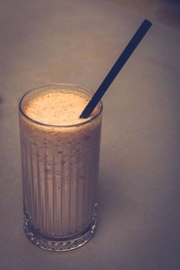 Sütlü buzlu kahve. Buzlu kahve. Elinde bir bardak buzlu kahve tutan kadın..