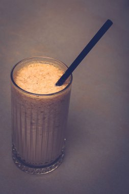 Sütlü buzlu kahve. Buzlu kahve. Elinde bir bardak buzlu kahve tutan kadın..