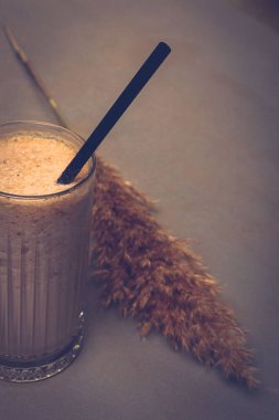 Sütlü buzlu kahve. Buzlu kahve. Elinde bir bardak buzlu kahve tutan kadın..