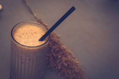 Sütlü buzlu kahve. Buzlu kahve. Elinde bir bardak buzlu kahve tutan kadın..