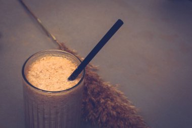 Sütlü buzlu kahve. Buzlu kahve. Elinde bir bardak buzlu kahve tutan kadın..