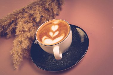 Sütlü buzlu kahve. Buzlu kahve. Elinde bir bardak buzlu kahve tutan kadın..