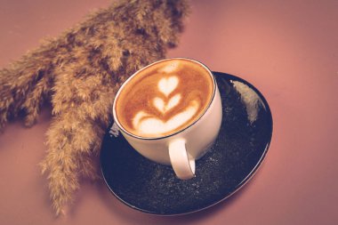 Sütlü buzlu kahve. Buzlu kahve. Elinde bir bardak buzlu kahve tutan kadın..