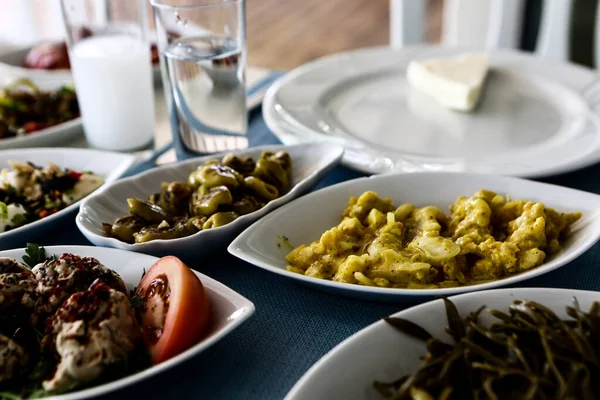 トルコとギリシャの伝統的なダイニングテーブル 特別なアルコールドリンクラキ付 ウーゾとトルコのラキは トルコ ギリシャ キプロス レバノンで広く消費されている乾燥したアニス風味の食前炎です — ストック写真