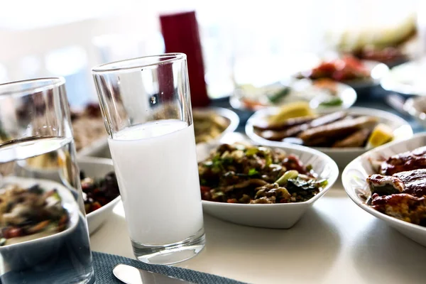 Mesa Jantar Tradicional Turca Grega Com Bebida Alcoólica Especial Raki — Fotografia de Stock