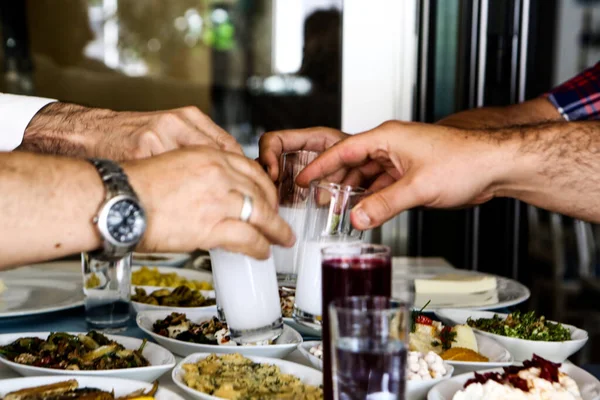 บประทานอาหารแบบด งเด มของต และกร กพร อมเคร องด มแอลกอฮอล เศษ Raki — ภาพถ่ายสต็อก