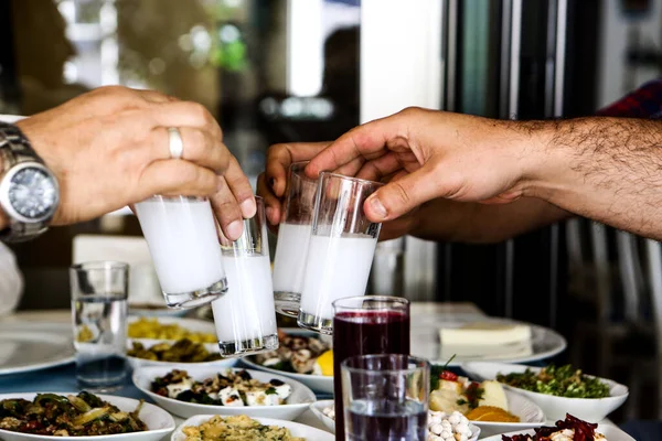 Turkiska Och Grekiska Traditionella Matsal Bord Med Speciell Alkohol Dryck — Stockfoto