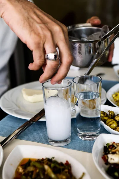 Турецкий Греческий Традиционный Обеденный Стол Специальным Алкогольным Напитком Раки Ouzo — стоковое фото