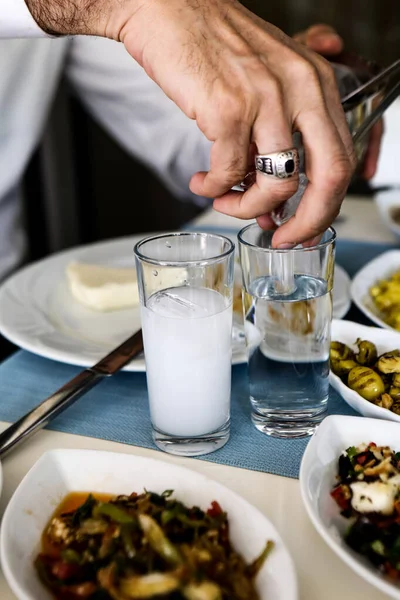 Mesa Comedor Tradicional Turca Griega Con Bebida Alcohólica Especial Raki — Foto de Stock