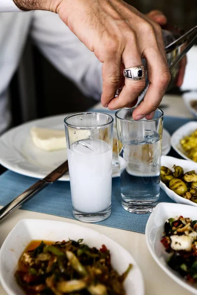 Traditioneller Türkischer Und Griechischer Esstisch Mit Einem Speziellen Alkoholgetränk Raki — Stockfoto